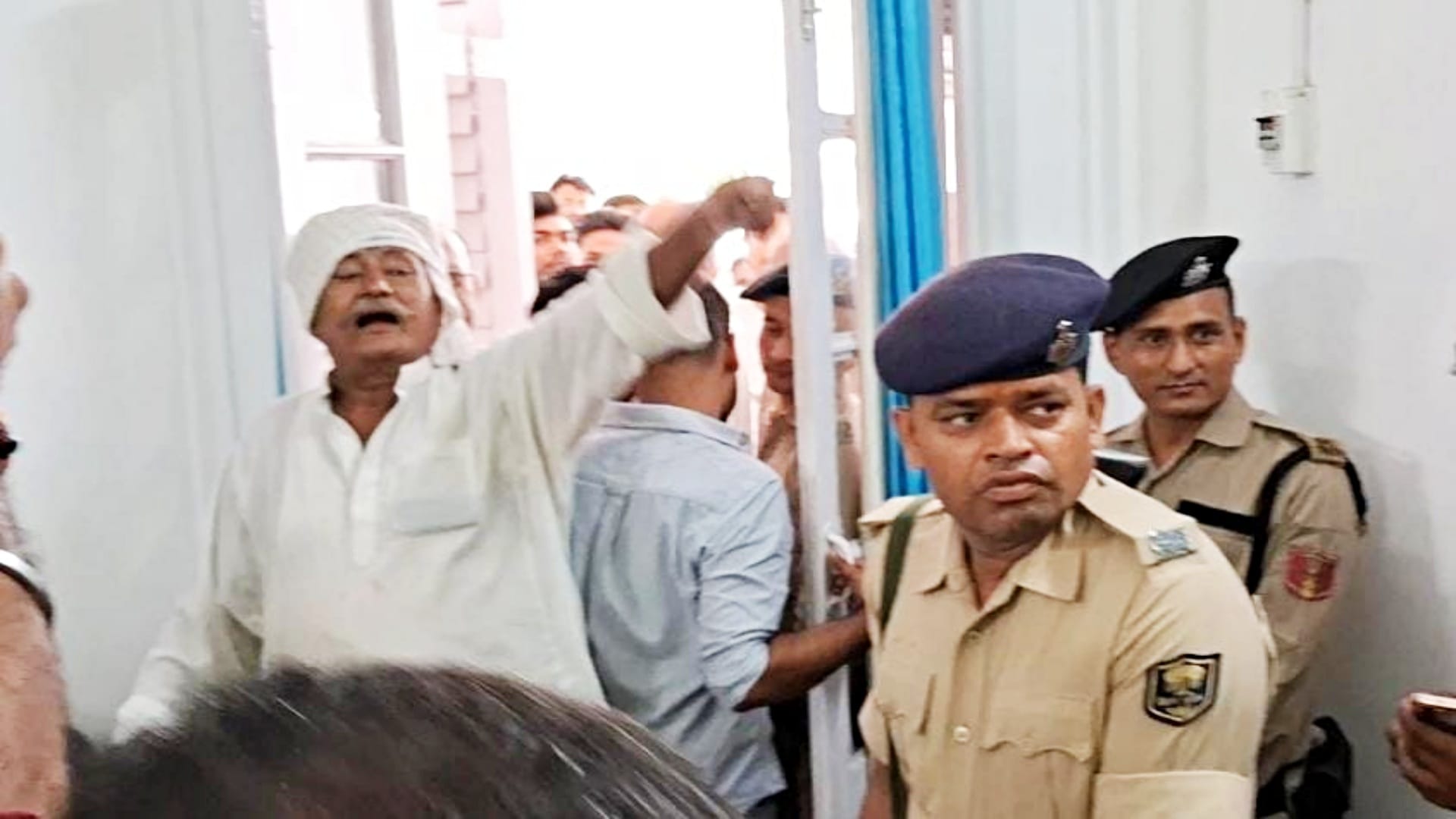 Bihar News: An elderly man who came to complain to Tejashwi Yadav created a ruckus, RJD MLA Rajiv Kumar