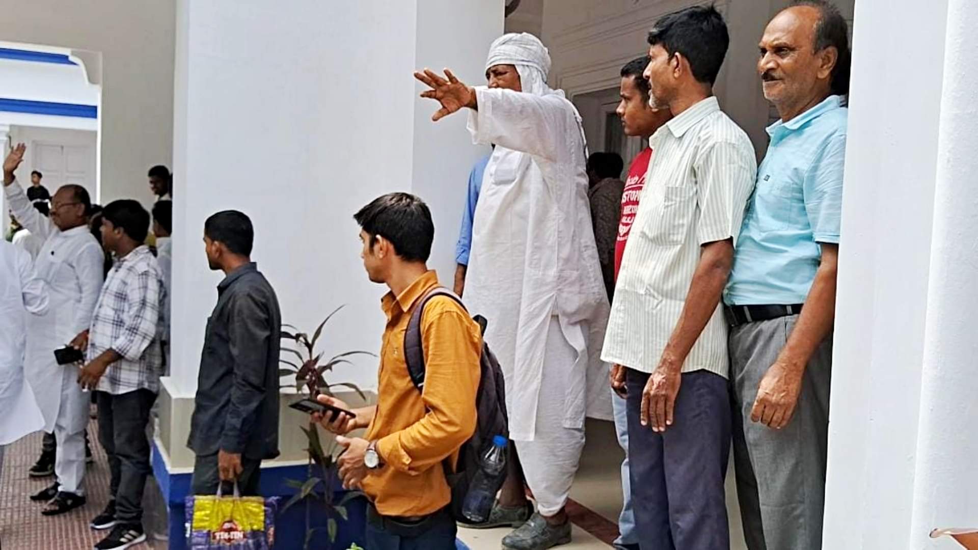 Bihar News: An elderly man who came to complain to Tejashwi Yadav created a ruckus, RJD MLA Rajiv Kumar