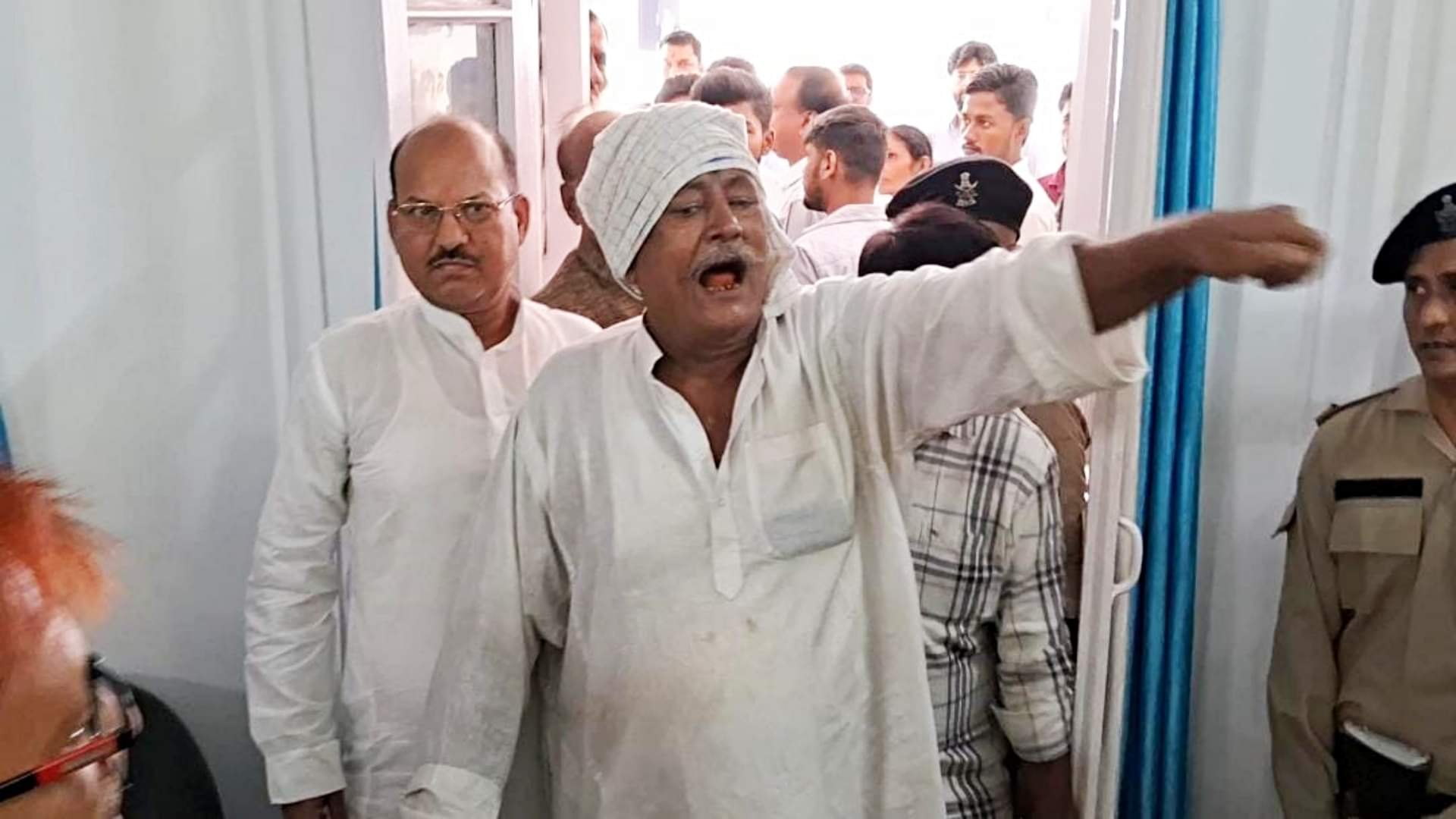 Bihar News: An elderly man who came to complain to Tejashwi Yadav created a ruckus, RJD MLA Rajiv Kumar