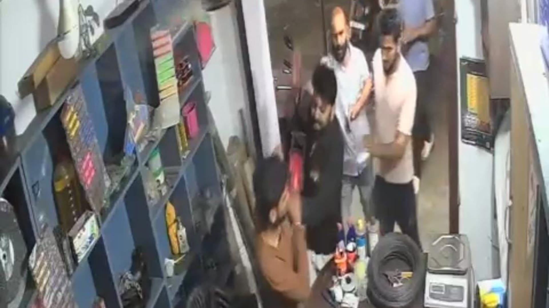 Bihar News : Bihar police investigation after Ward councilor beaten up the shopkeeper, entered with pistol