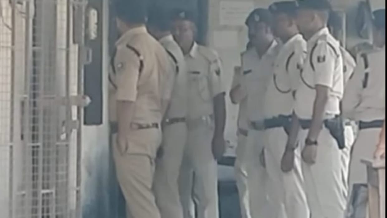 Bihar News : Doctors and patient family members fight in DMCH, treatment stopped  in emergency