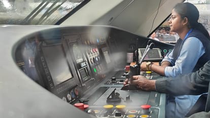 Bihar News : Vande Bharat Express is driven by female assistant loco pilot Ritika Tirkey Gaya news
