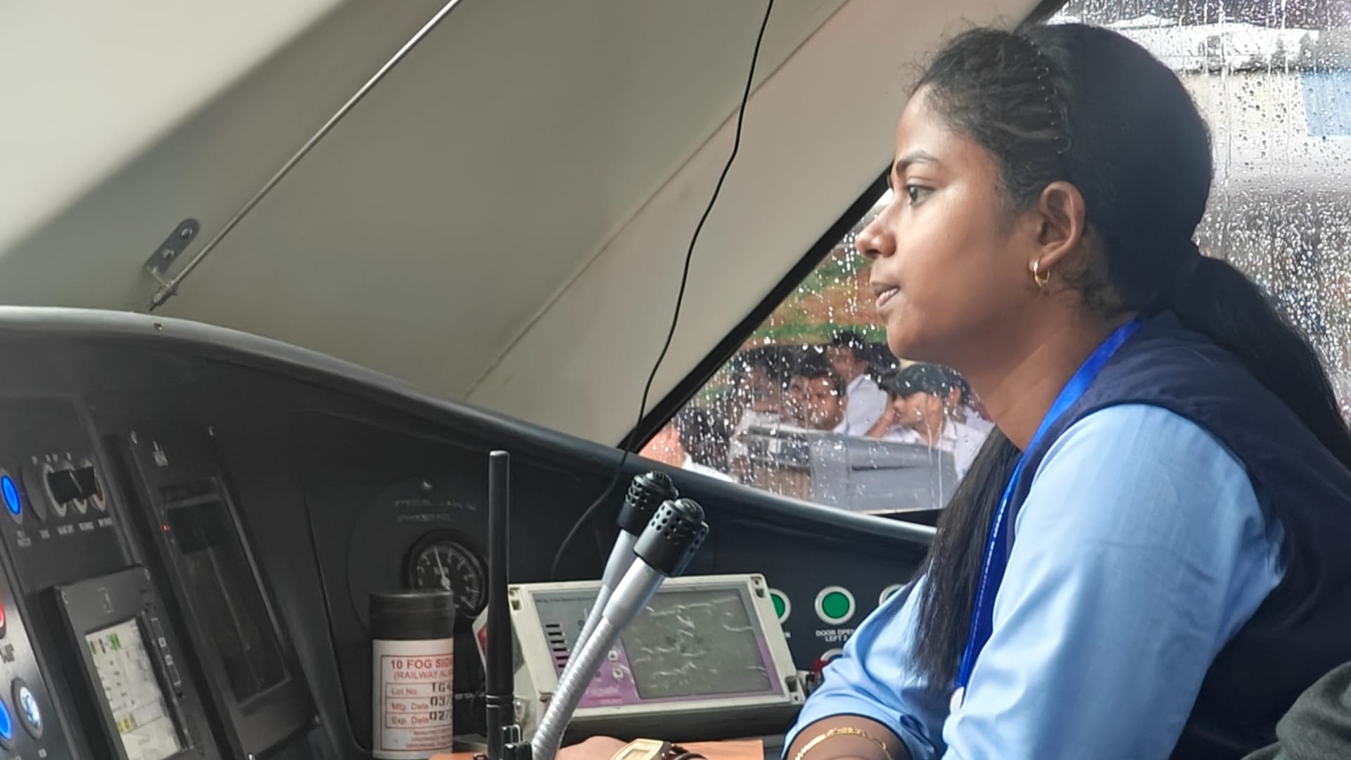 Bihar News : Vande Bharat Express is driven by female assistant loco pilot Ritika Tirkey Gaya news