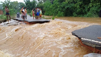 Bihar News: Flood water entered three villages of Gaya, main road washed away in strong current