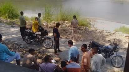 ब्यास नदी में युवक की तलाश करने के मौके पर पुलिस के जवान व स्थानीय।