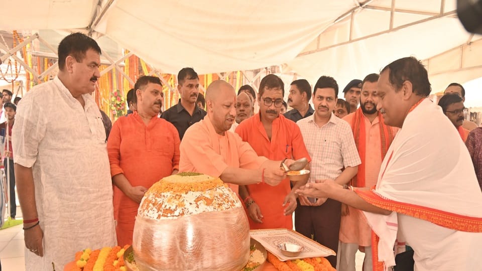 cm celebrated PM's birthday distributed 74 kg laddu