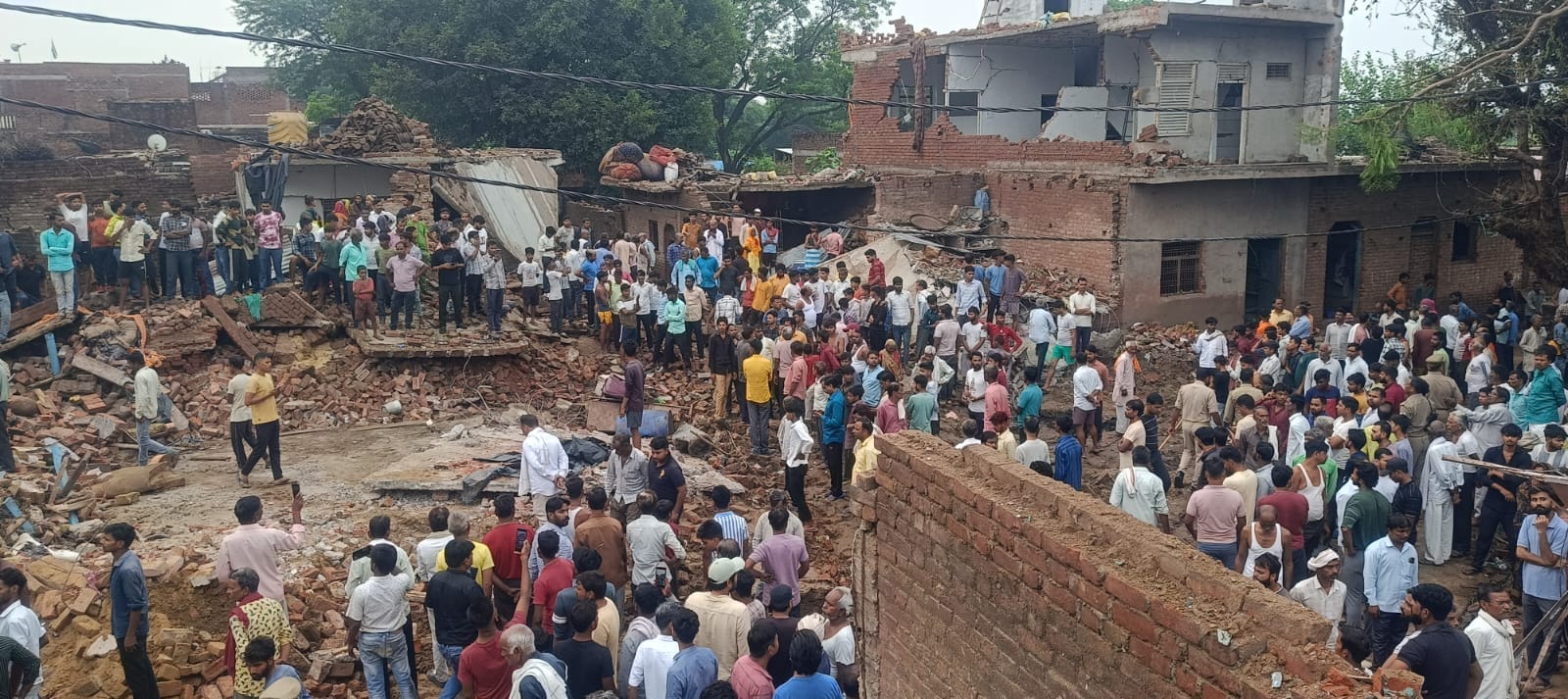 Firozabad Blast: Five dead bodies one after other Mother became unconscious seeing dead bodies of innocent
