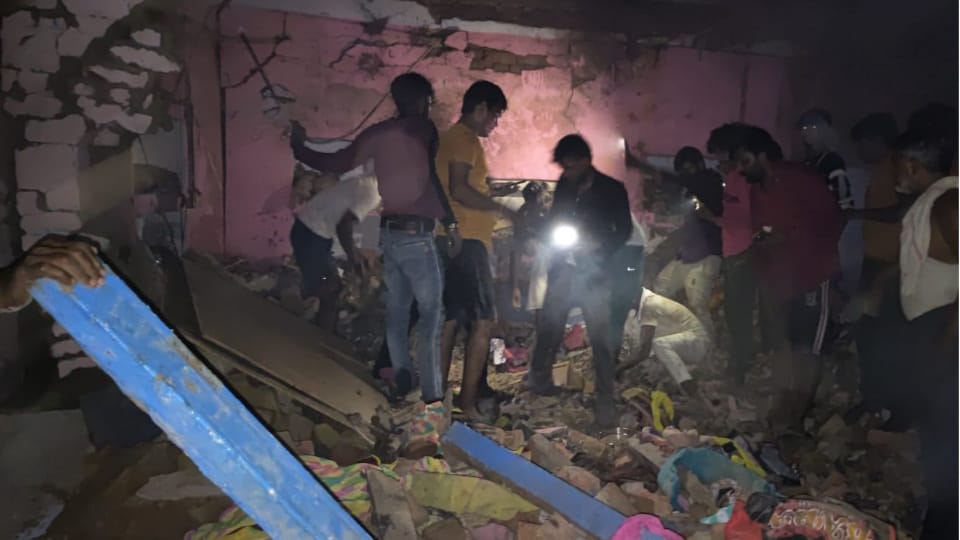 Firozabad Blast News Sound of Explosion was heard up to 15 km Shutters of a dozen shops got crooked