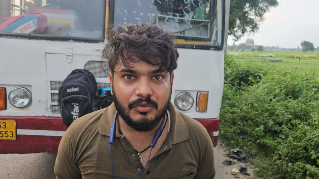 The driver of a bus going from Gorakhpur to Deoria beat up a passenger in Chaurichaura.