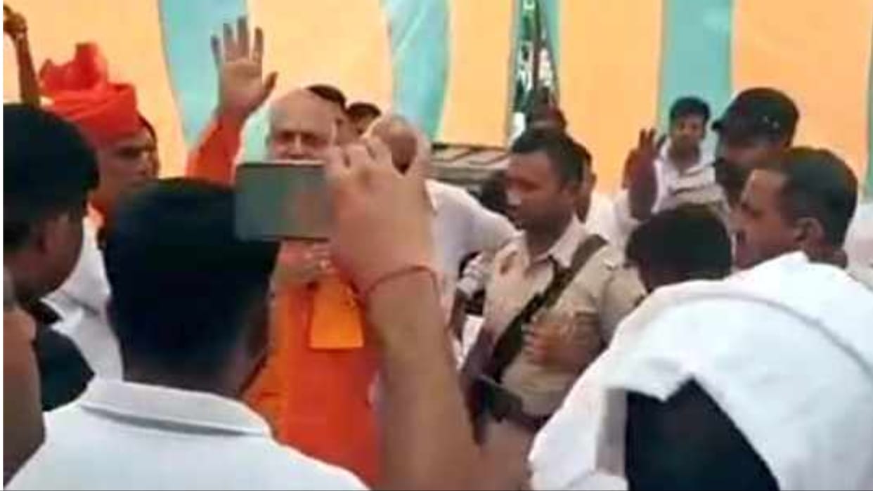Fatehabad: Villagers asked questions to BJP candidate Dudaram in Pilimandori village