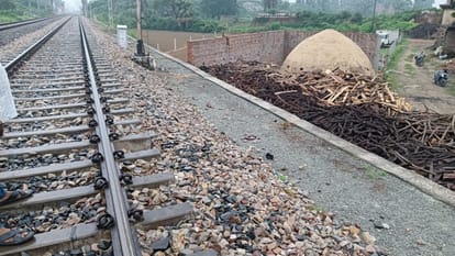 Conspiracy overturn train again in UP: 7 meter long telephone pole placed track, Naini Express halted 15 min
