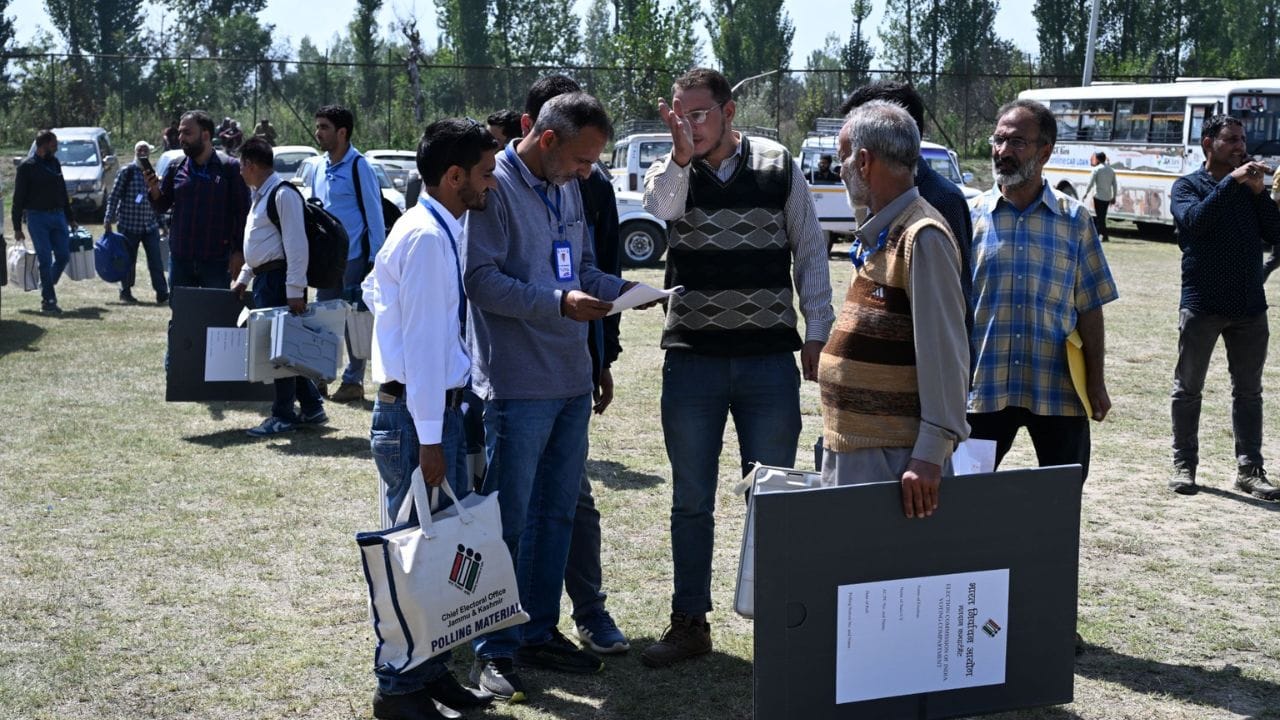 J&K Election: Preparations for Pulwama Assembly elections, EVMs and VVPATs are being taken to polling stations