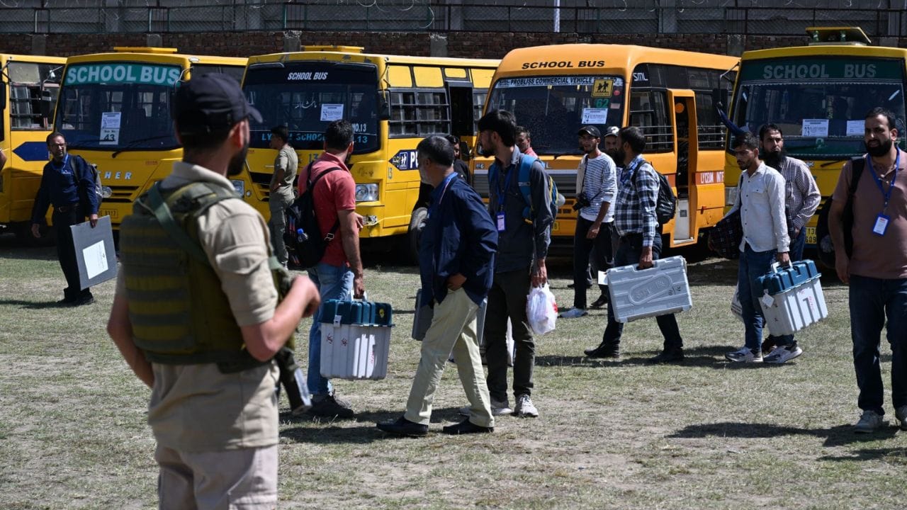 J&K Election: Preparations for Pulwama Assembly elections, EVMs and VVPATs are being taken to polling stations