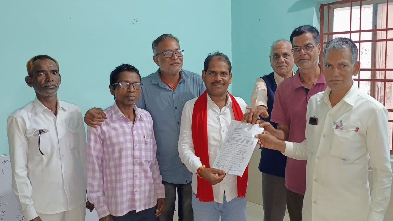 ज्ञापन सौंपते संघ के लोग और कर्मचारी
