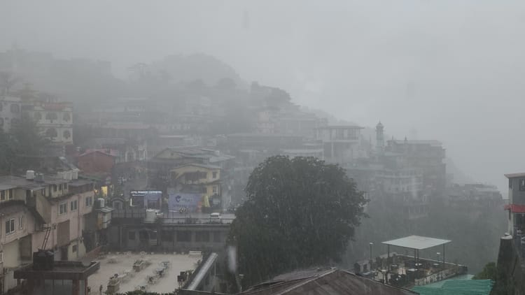 Uttarakhand Weather: पहाड़ों में तेज बारिश का येलो अलर्ट, मैदान में सताएगी गर्मी, 46 मार्ग बंद