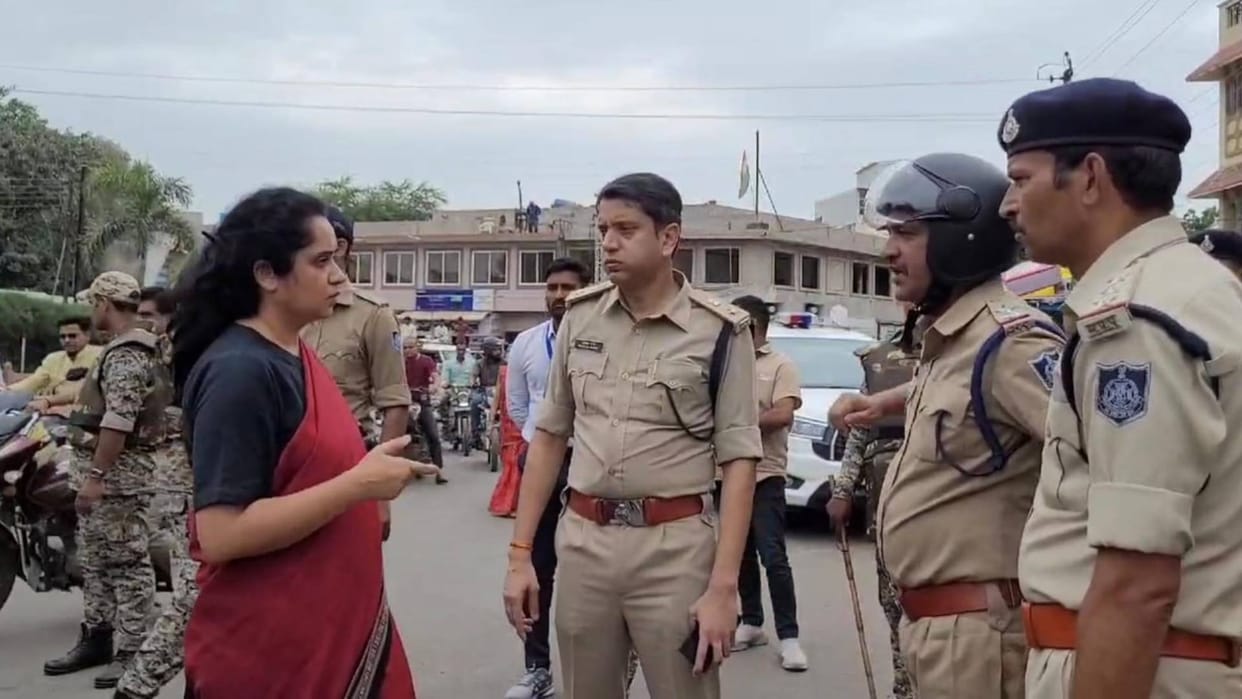 Mandsaur Communal Dispute Commissioner-IG reached Mandsaur Muslim community members businesses closed city
