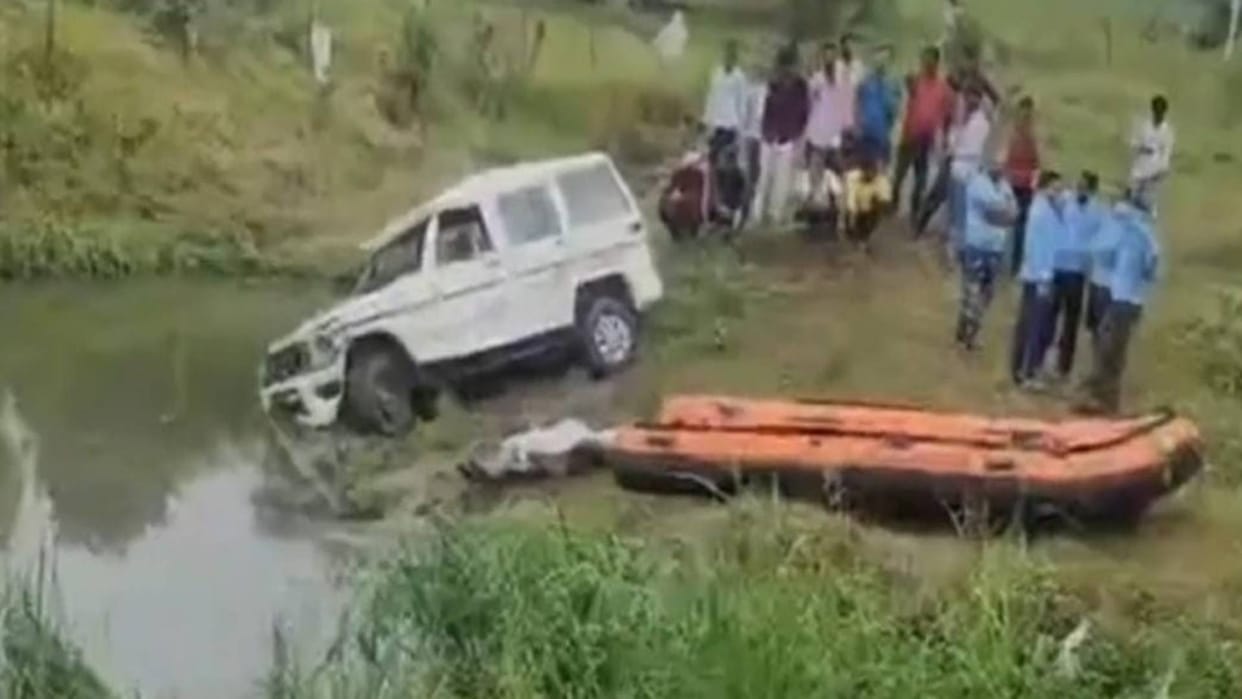 Sehore Road Accident Car broke railing and fell into drain one villager died another swam out