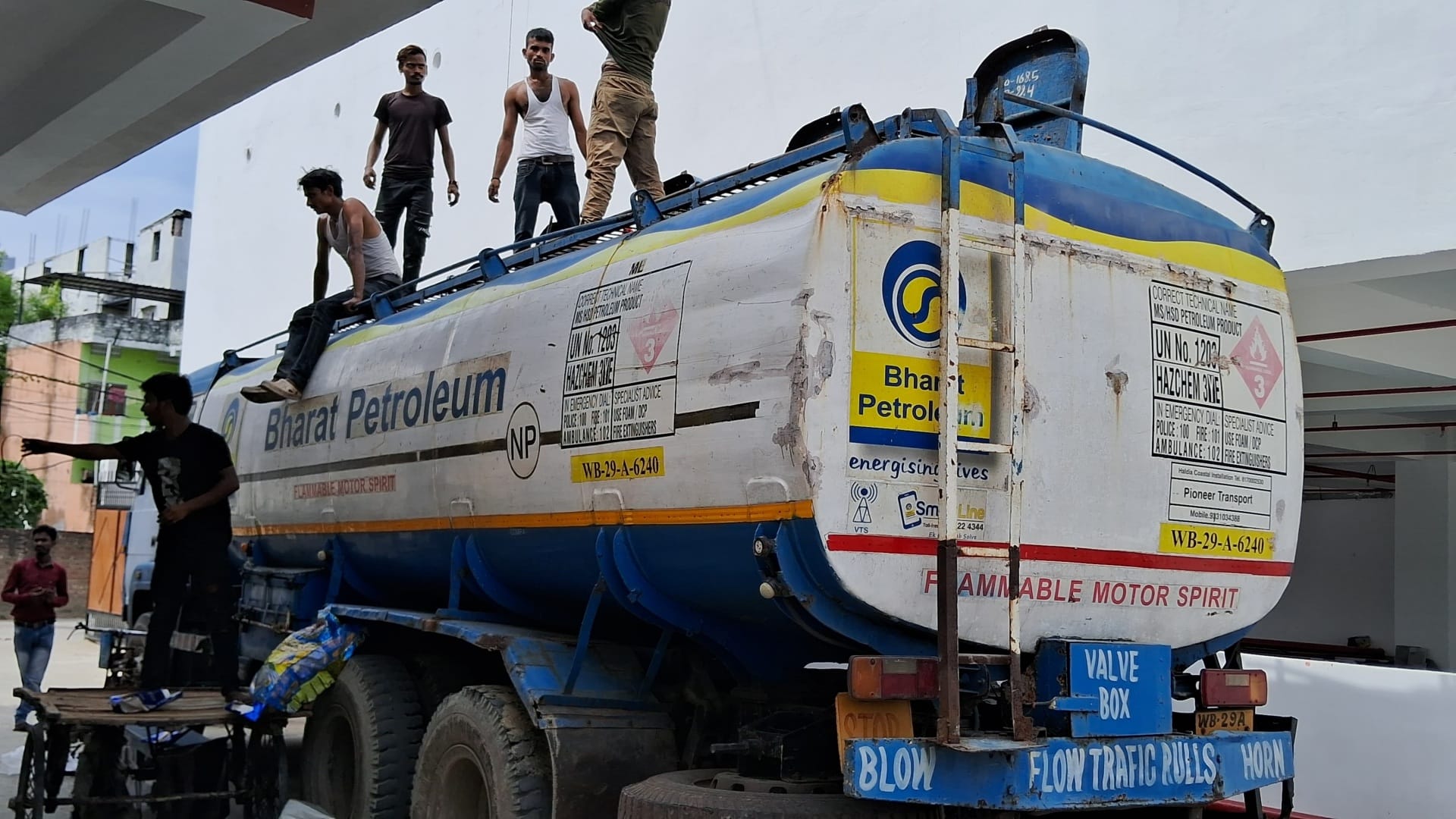 Muzaffarpur: Alcohol was being smuggled under cover of oil in an oil tanker, excise department caught it