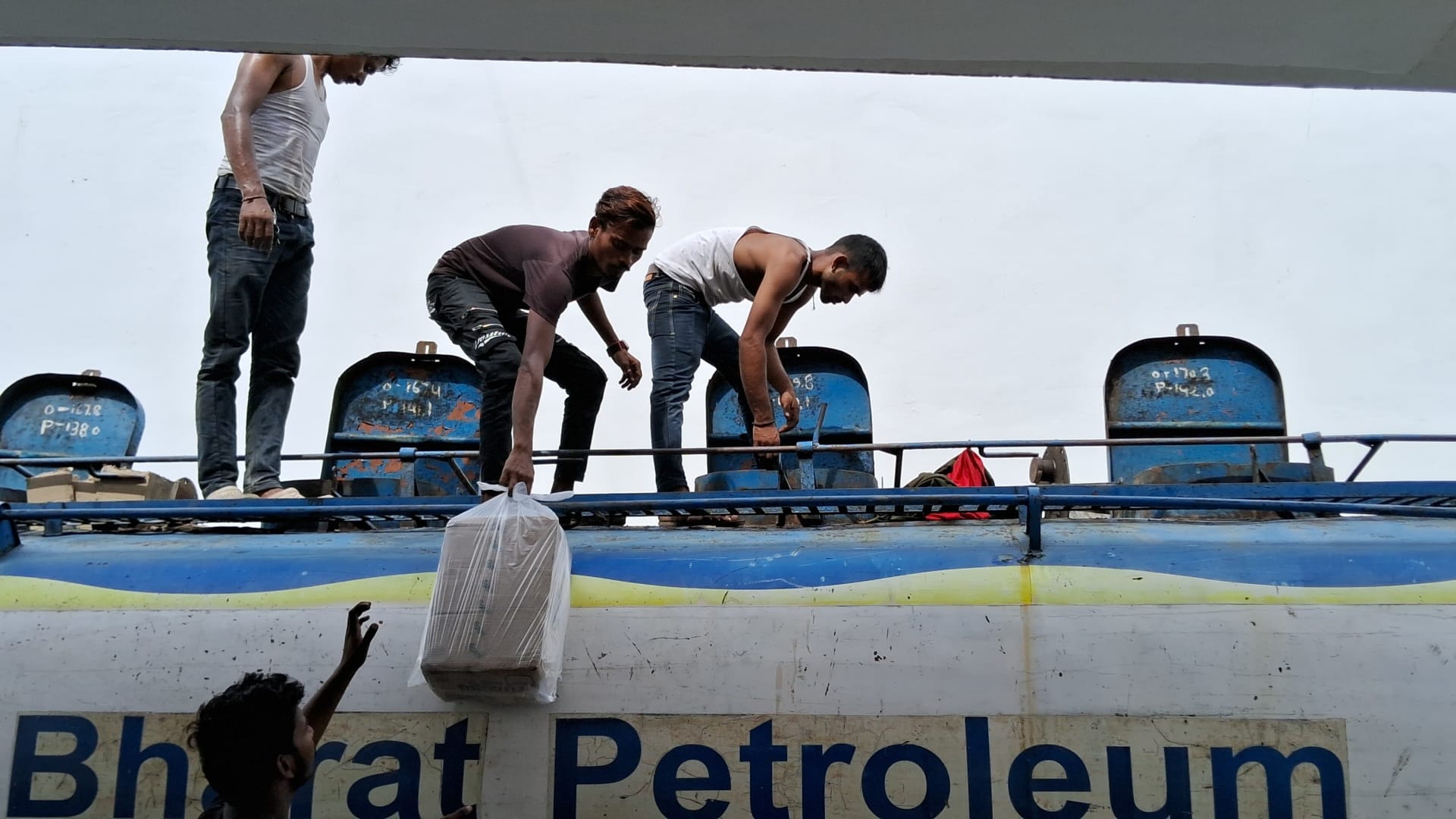 Muzaffarpur: Alcohol was being smuggled under cover of oil in an oil tanker, excise department caught it