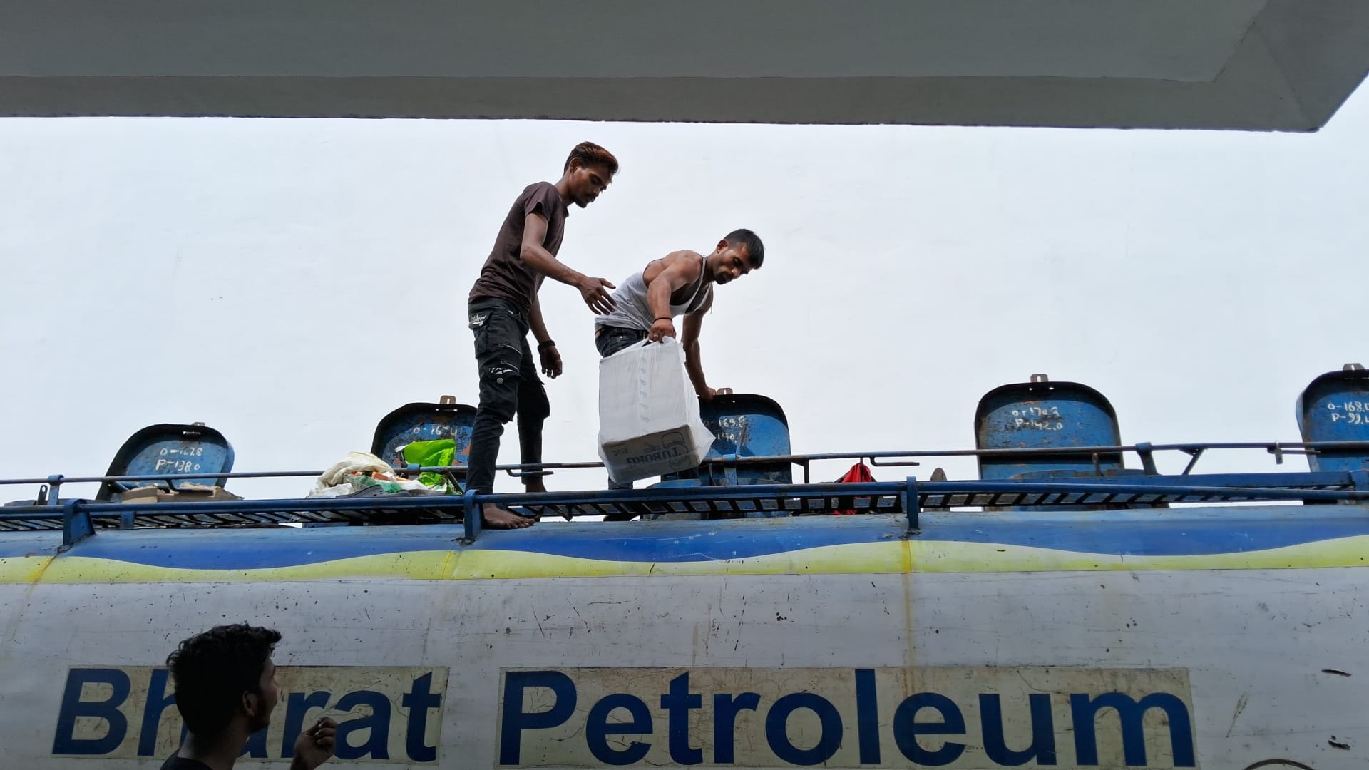 Muzaffarpur: Alcohol was being smuggled under cover of oil in an oil tanker, excise department caught it