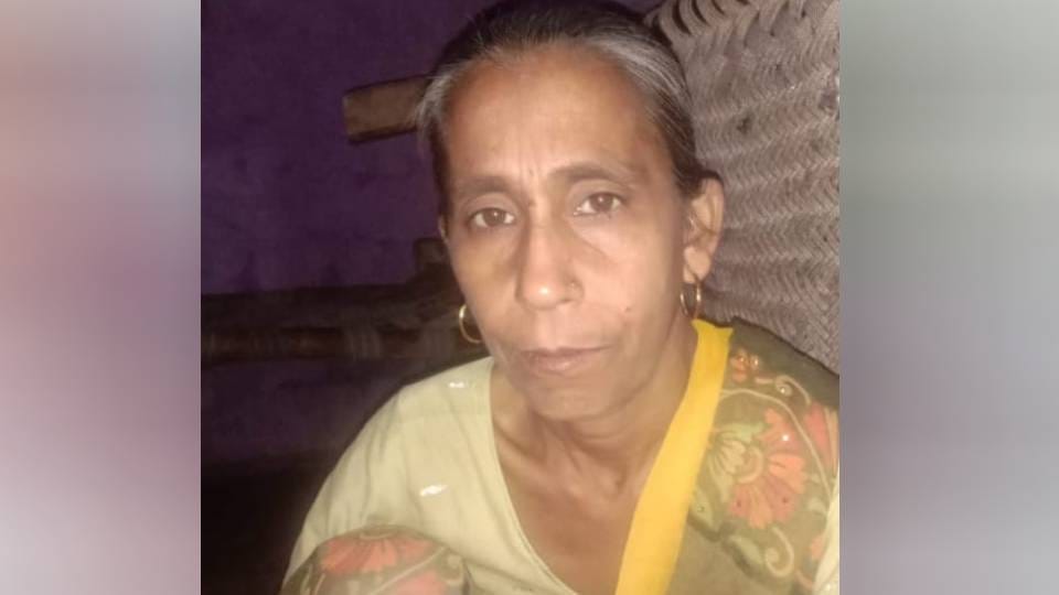 roof of room collapsed and woman died after being buried under debris In Agra girl is injured