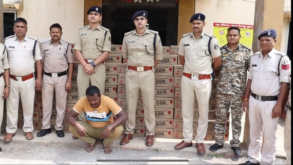 Bastar residents drinking liquor from Madhya Pradesh 190 boxes of illegal English liquor recovered in Jagdalpu