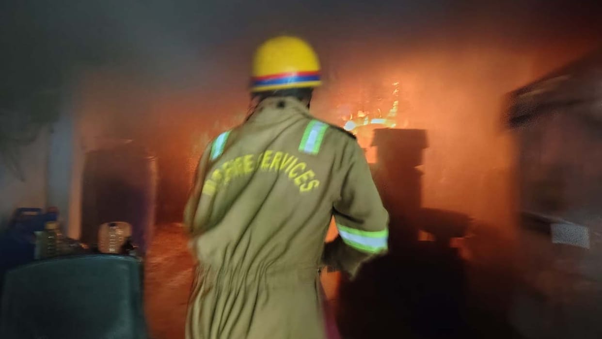 Delhi : Fire broke out at a chemical warehouse in the Kailashpuri Extension area