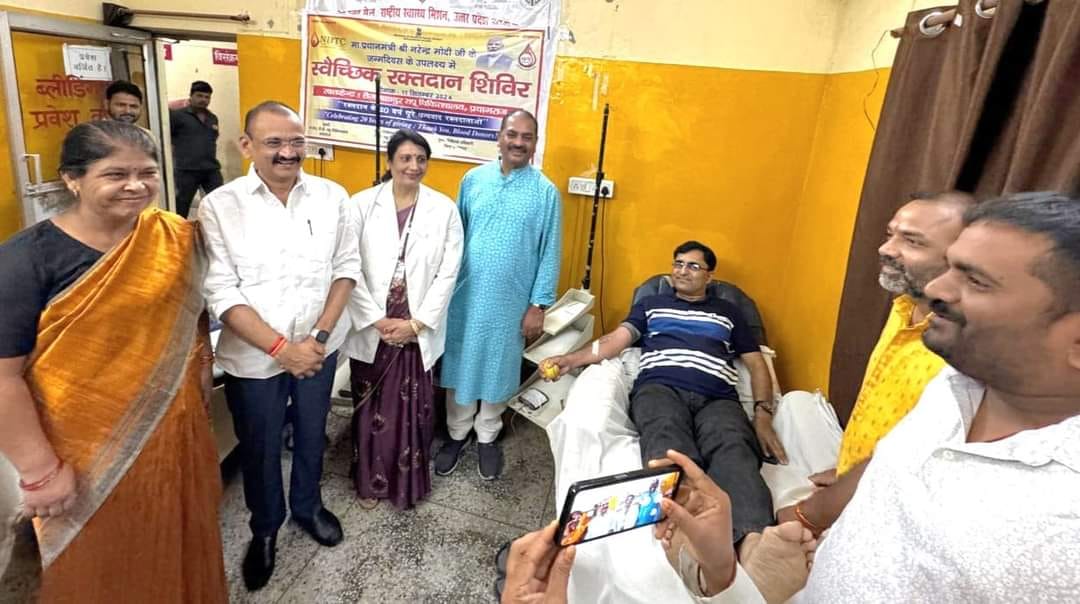 Blood donation on birth day of pm narendra modi Dr rajeev mishra 105 time