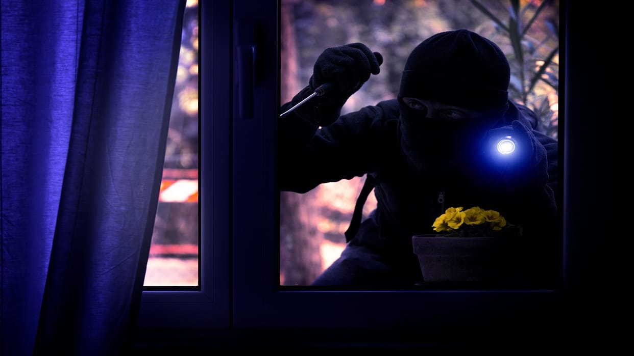 Thieves targeted closed house and stole jewelry cash in bareilly