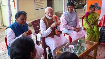 Delightful Conversations: Pm Modi Interacts With Pm Awas Yojana  Beneficiaries In Odisha - Amar Ujala Hindi News Live - Odisha:पीएम मोदी ने  ओडिशा में Pm आवास योजना के लाभार्थियों से चाय पर