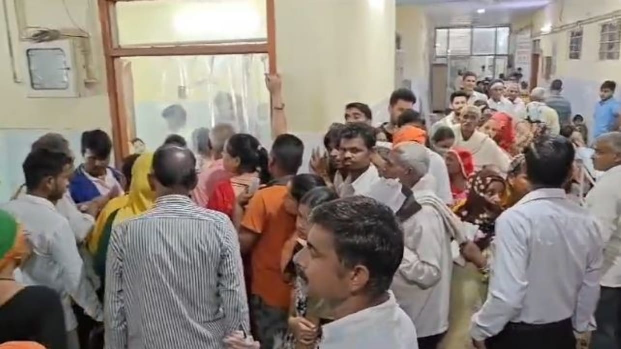 Alwar News: Pickpockets' courage high in the district hospital, stole 21 thousand from the pocket of a person