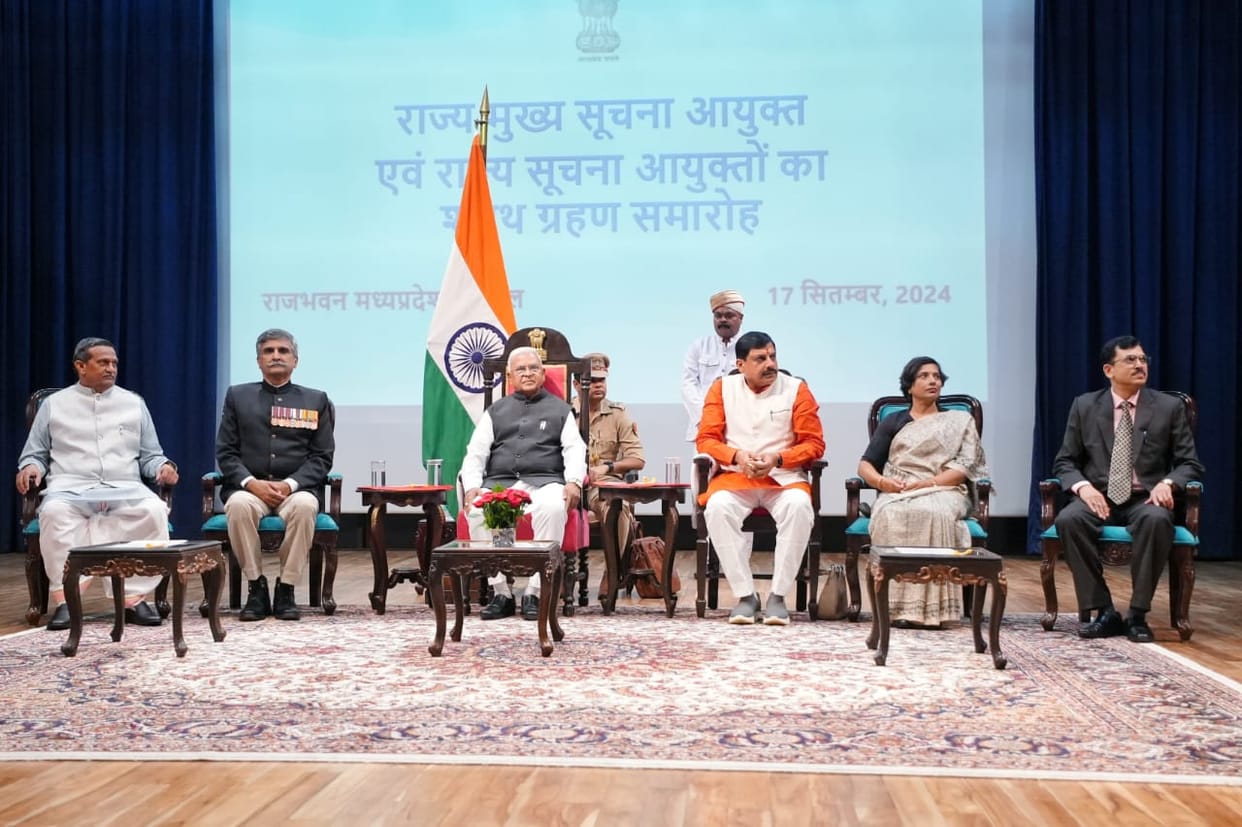 MP News: Governor administered oath to Chief Information Commissioner Vijay Yadav and three Information Commis