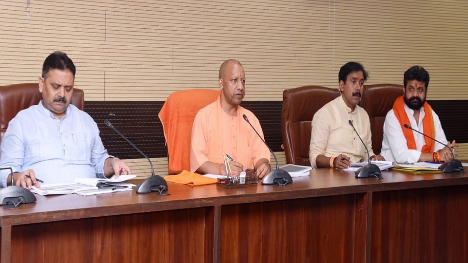 CM Yogi held a meeting with officials on law and order in Varanasi