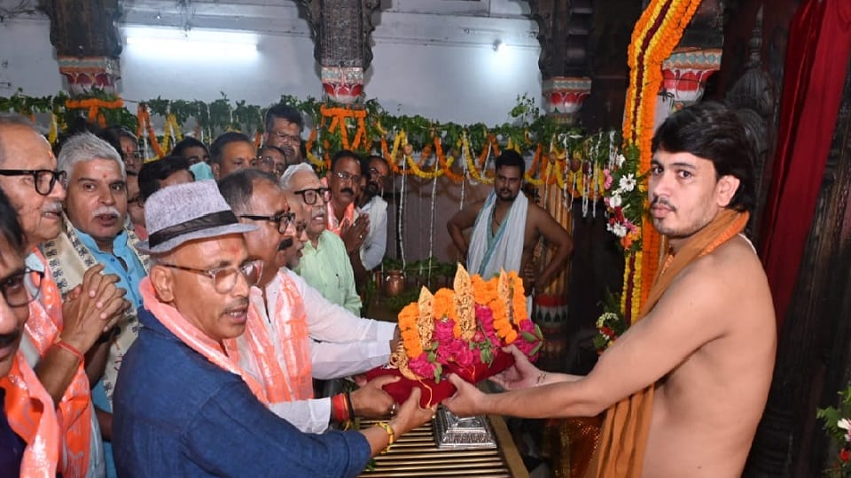offering of gold crown in Shri Ram Darbar of Sankatmochan Temple