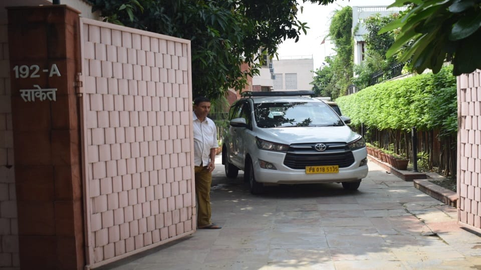 Meerut: ED raids more than 11 locations of real estate company that cheated investors