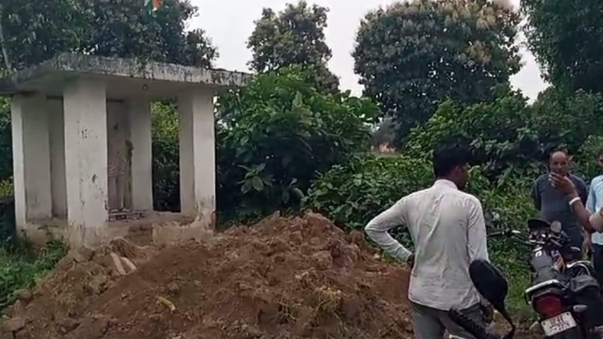 Sultanpur News: Anarchists broke the statue of Mahatma Gandhi, anger among villagers