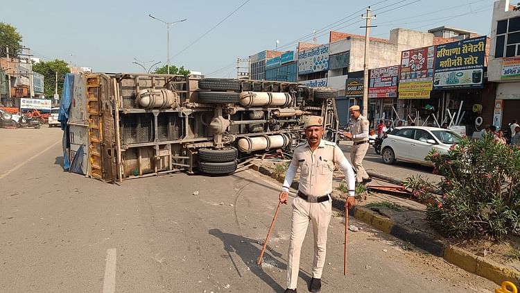 Fatehabad: चालक को नींद की झपकी आने से पलटा ट्रक, हिसार- सिरसा रोड बाधित