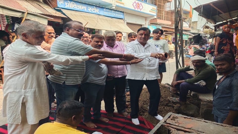 Shops will be built above Harduaganj Nagar Panchayat Market