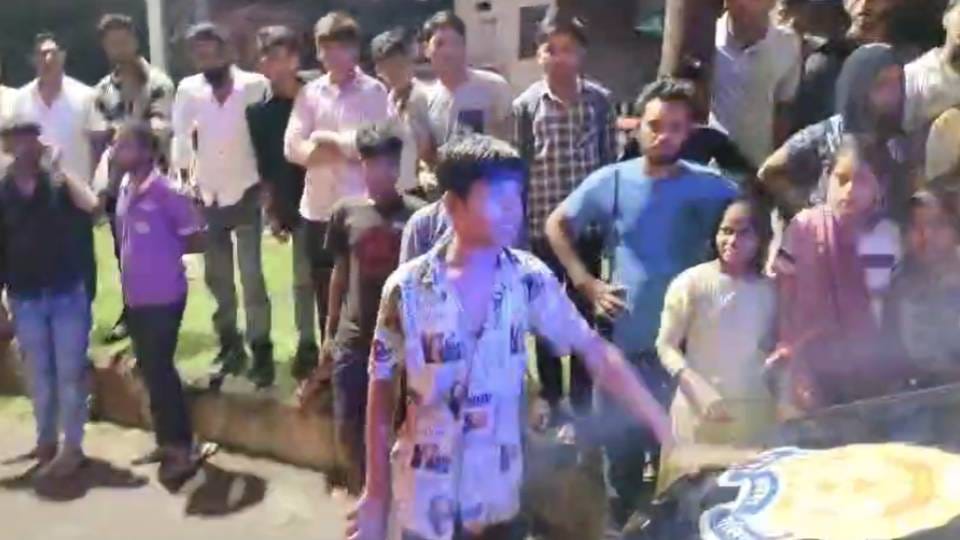 attempt was made to free accused by pelting stones on PRV in Agra