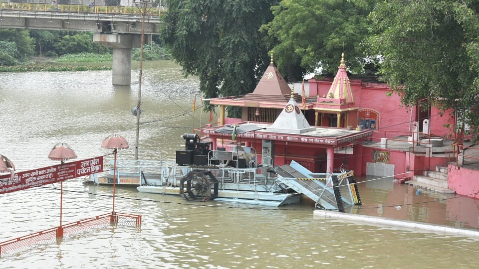 Water level of river Ganga increased, flood wreaked havoc in Varanasi, water entered houses