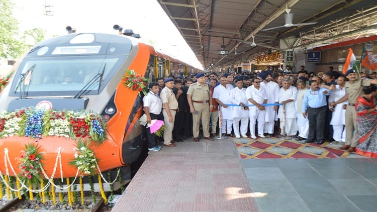 वंदे भारत की रफ्तार: सुपर फास्ट ट्रेनों के मुकाबले 2.15 घंटे कम लेगी समय, इतनी देर में पहुंचे आगरा से बनारस