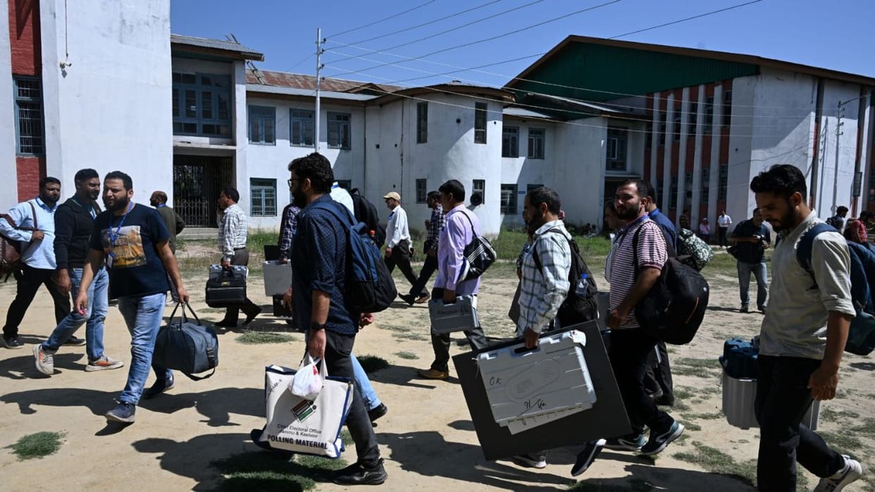 J&K Election: Preparations for Pulwama Assembly elections, EVMs and VVPATs are being taken to polling stations