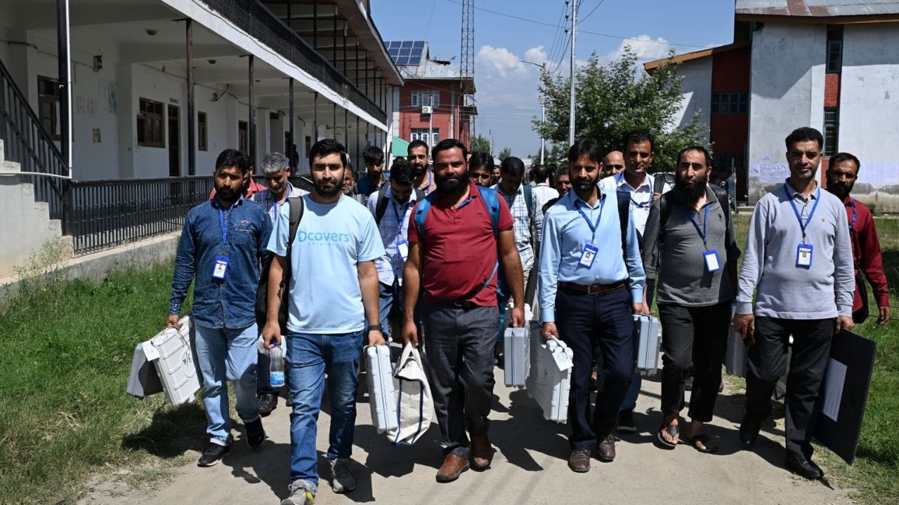 J&K Election: Preparations for Pulwama Assembly elections, EVMs and VVPATs are being taken to polling stations