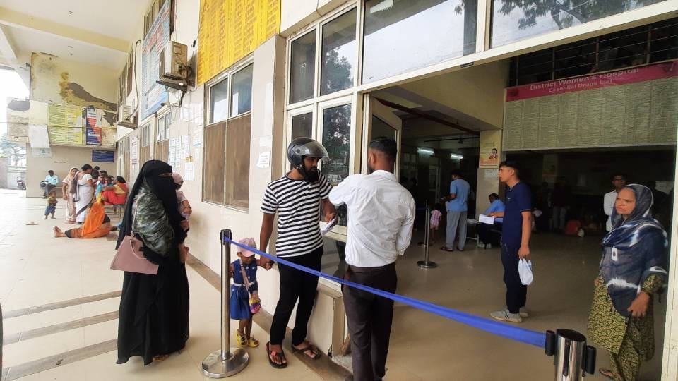 Attendants accompanying pregnant women to Agra District Women's Hospital allowed entry only through passes