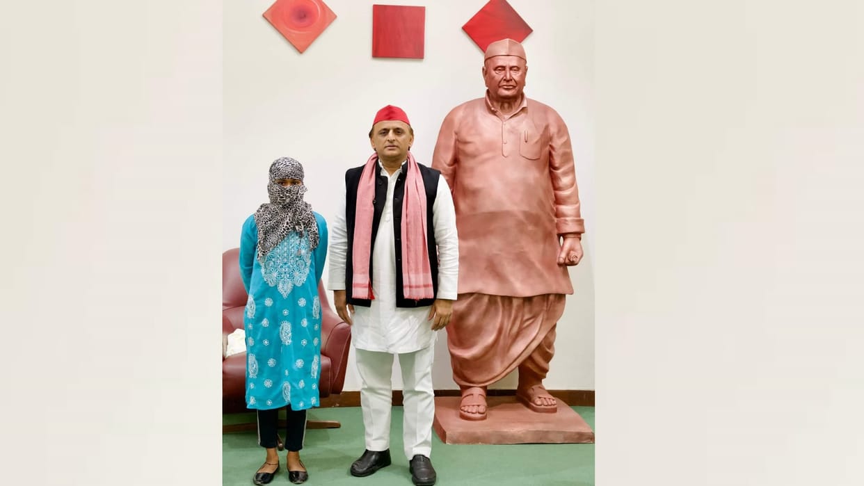 Ayodhya gang rape victim meets to Akhilesh Yadav.