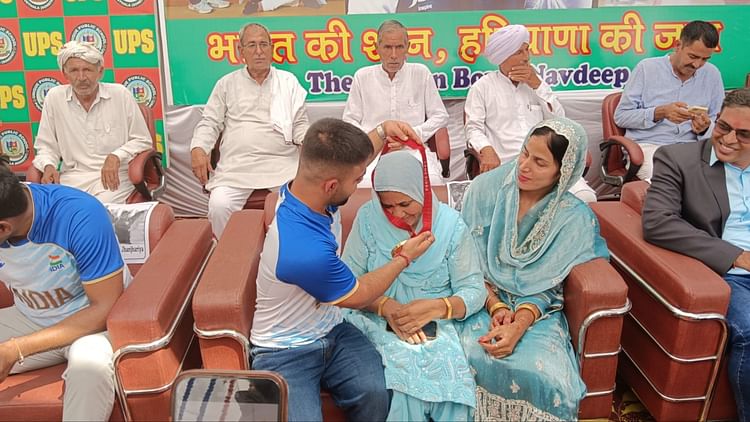 Haryana: नवदीप को गले लगा भावुक हुई मां, बोली बेटे ने नाम किया रोशन, नवदीप ने पहनाया मेडल