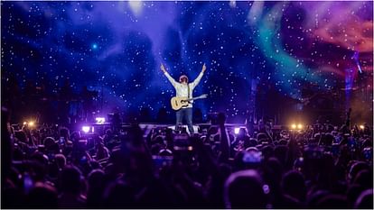 Arijit Singh said stage is my temple and pick food from stage during london concert video viral on internet