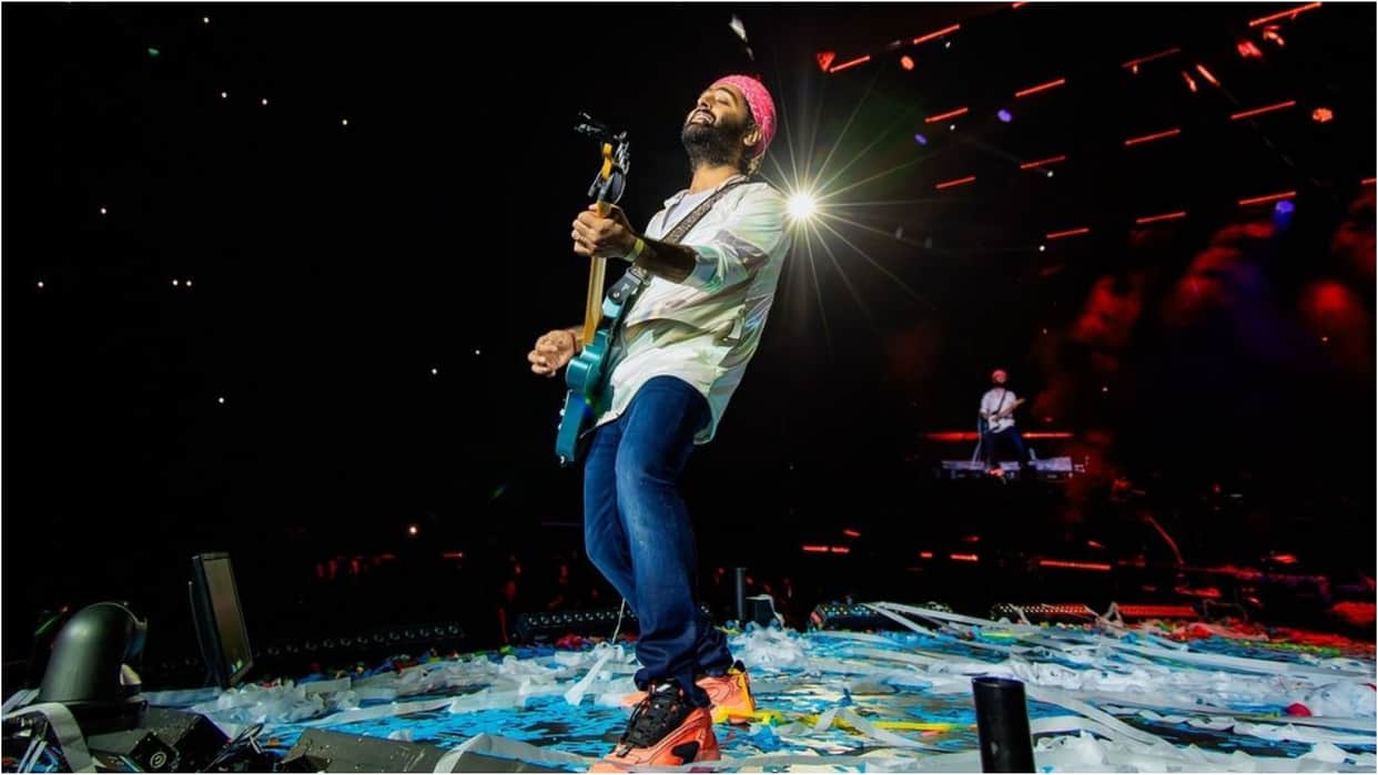 Arijit Singh Heartwarming Moment Takes Father Video Call During Live Concert