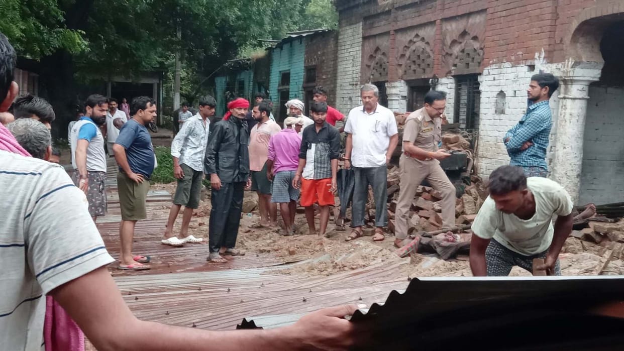 Houses collapsed due to torrential rain in Auraiya, two died