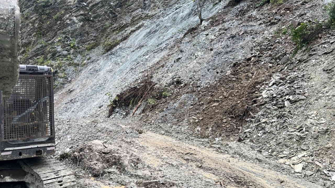 Badrinath highway closed in Chatwapipal since Tuesday night traffic diverted Uttarakhand Weather Yamunotri